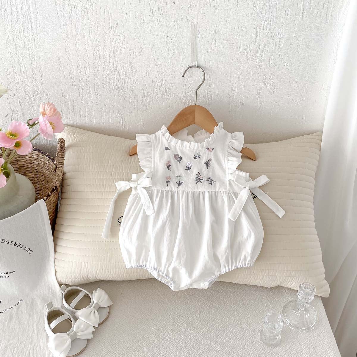 ベビー女の子 ホワイトフリルロンパース|夏の1枚でかわいく涼しく